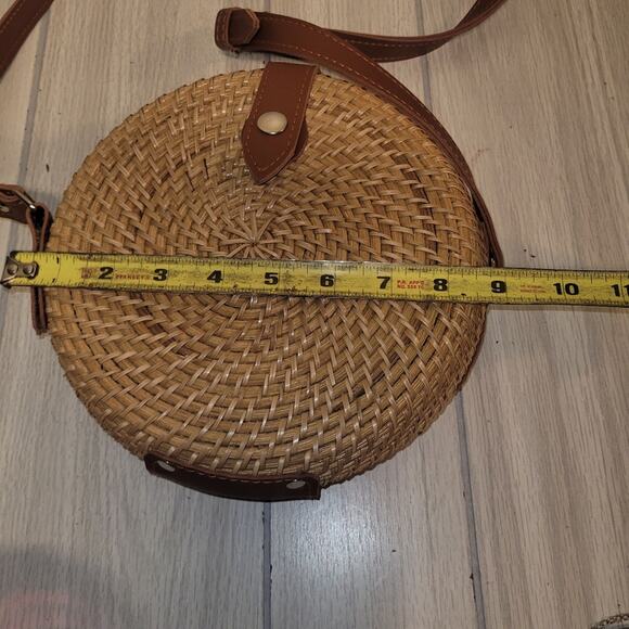 Handwoven Rattan Round Crossbody Handbag Purse Leather Strap & Clasp Wicker - Picture 5 of 6